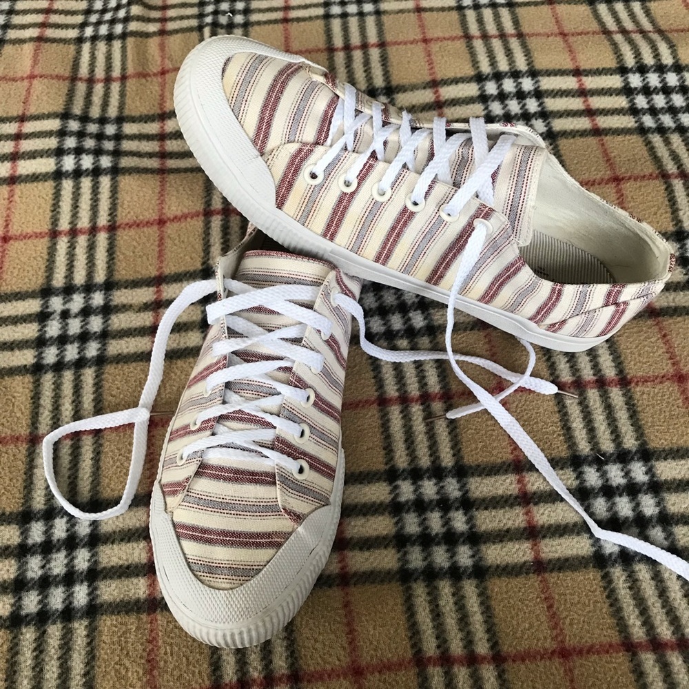 Universal thread shoes size 10 - Picture 2 of 5